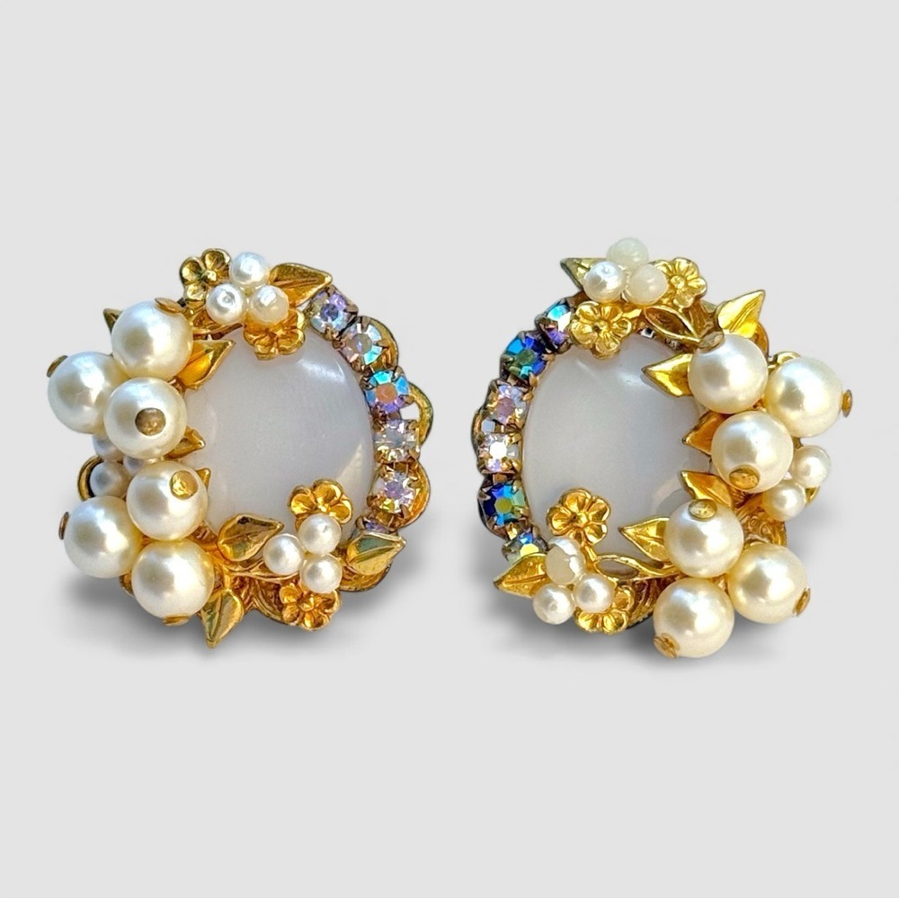 ✨ Vintage Ornate Pearl Floral Cluster Earrings Gold Tone Cabochon Clip On 1950s - Picture 2 of 6